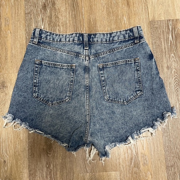 High waisted Jean Shorts - Picture 2 of 4